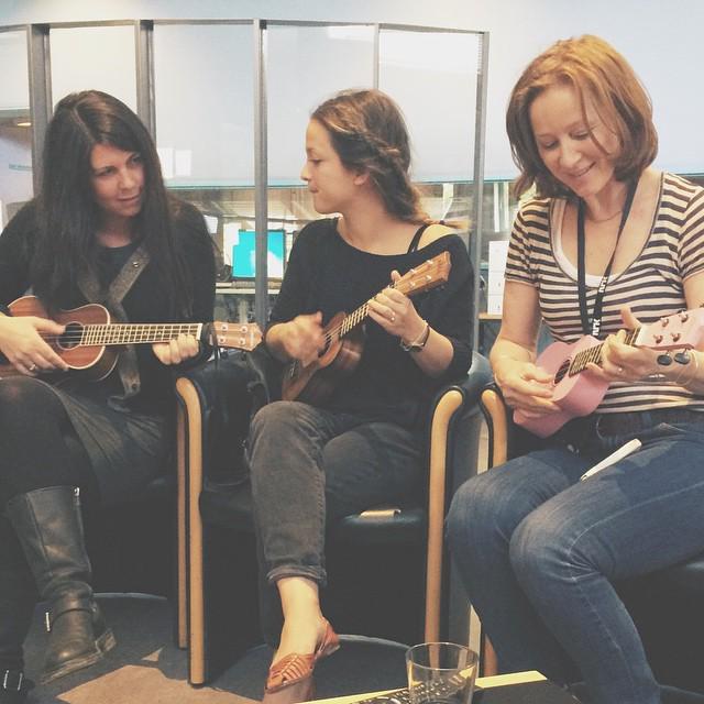 Lærer bort et par uunværlige grep til #Østlandssendingen. Last ned <a href="/gitarboka/">Gitarboka</a> for å lære "… ift.tt/1KxQVEd