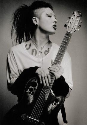 つかさし Twitterissa ピアスに全身タトゥーにツーブロックの派手髪 ウタさんってさ 絶対 雅 Miyavi がモデルの喰種だと思うんだよね 雰囲気とかもう Http T Co Mm3uhiomwq