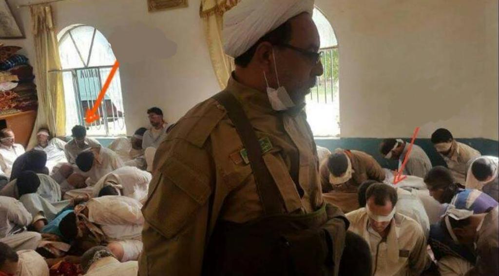 ايرانيين ورجال دين شيعة يعذبون اهل السنة في مسجد CGab-L7UcAAbFCs