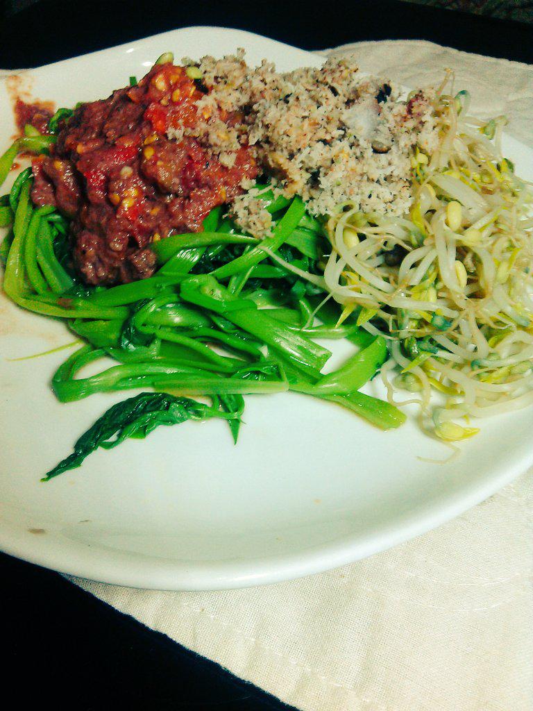 Siska_ciciLia78's tweet photo. Wajib hukumnya makan ini kalo ke Lombok @infolombok #pelecing #maknyus...(masakan Umi emg mantep) http://t.co/F4Mx3Txj5f