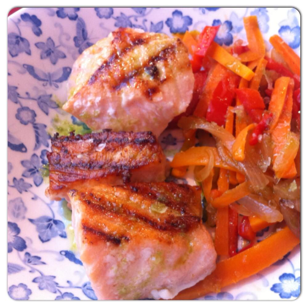 Salmón a la plancha con verduritas #happyfood #sanoyrico <a href="/taperiaorganica/">Astrid Tapas</a> 😋