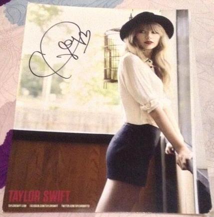 ilovbkk's tweet photo. I am giving away this signed poster of Taylor.

(READ THE PHOTO FOR HOW TO ENTER!)

Goodluck Swifties! 😘💖 http://t.co/YjVB4Xgerm