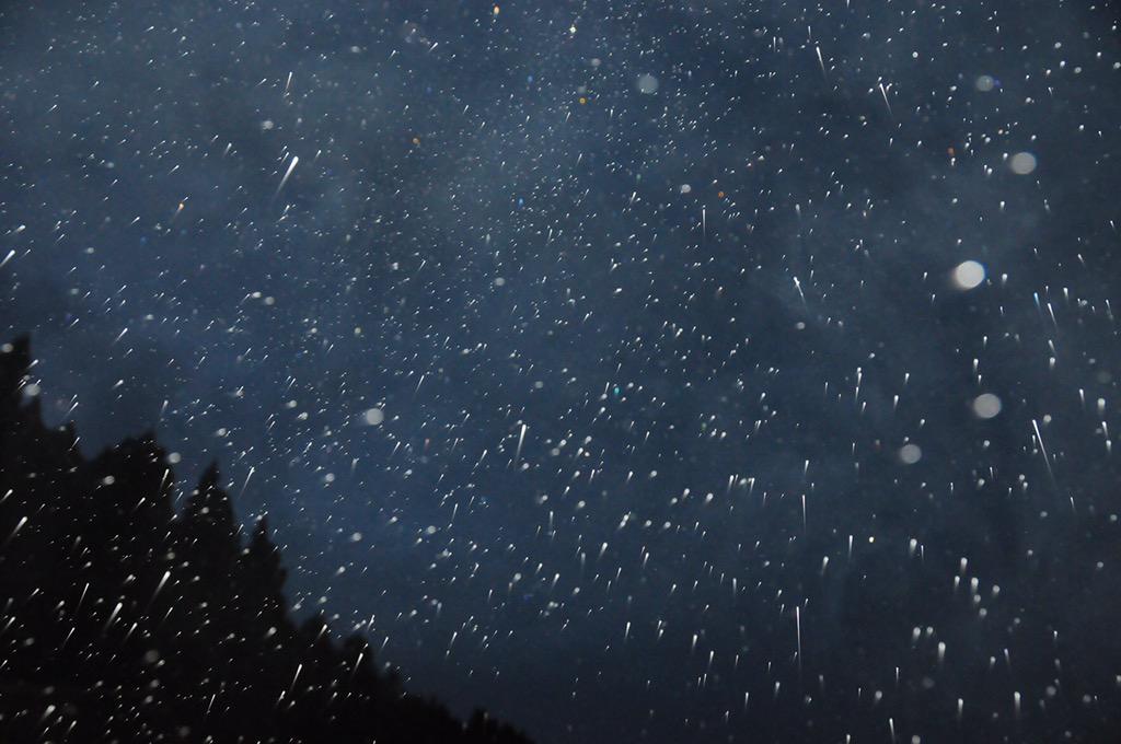 不思議 雨の夜にフラッシュ撮影するとこんな幻想的な写真が撮れるらしい Togetter 不思議 雨の夜にフラッシュ撮影するとこんな幻想的な写真が撮れるらしい Togetter