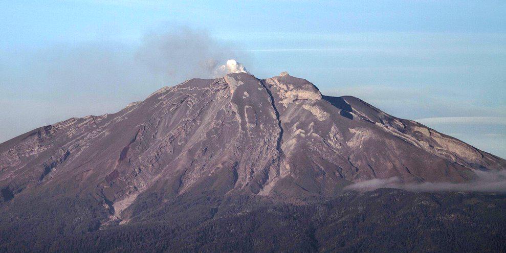 #VolcánCalbuco con leve tremor (movimiento de fluidos) y bajo nivel de sismicidad en alerta Amarilla. 1-6-2015