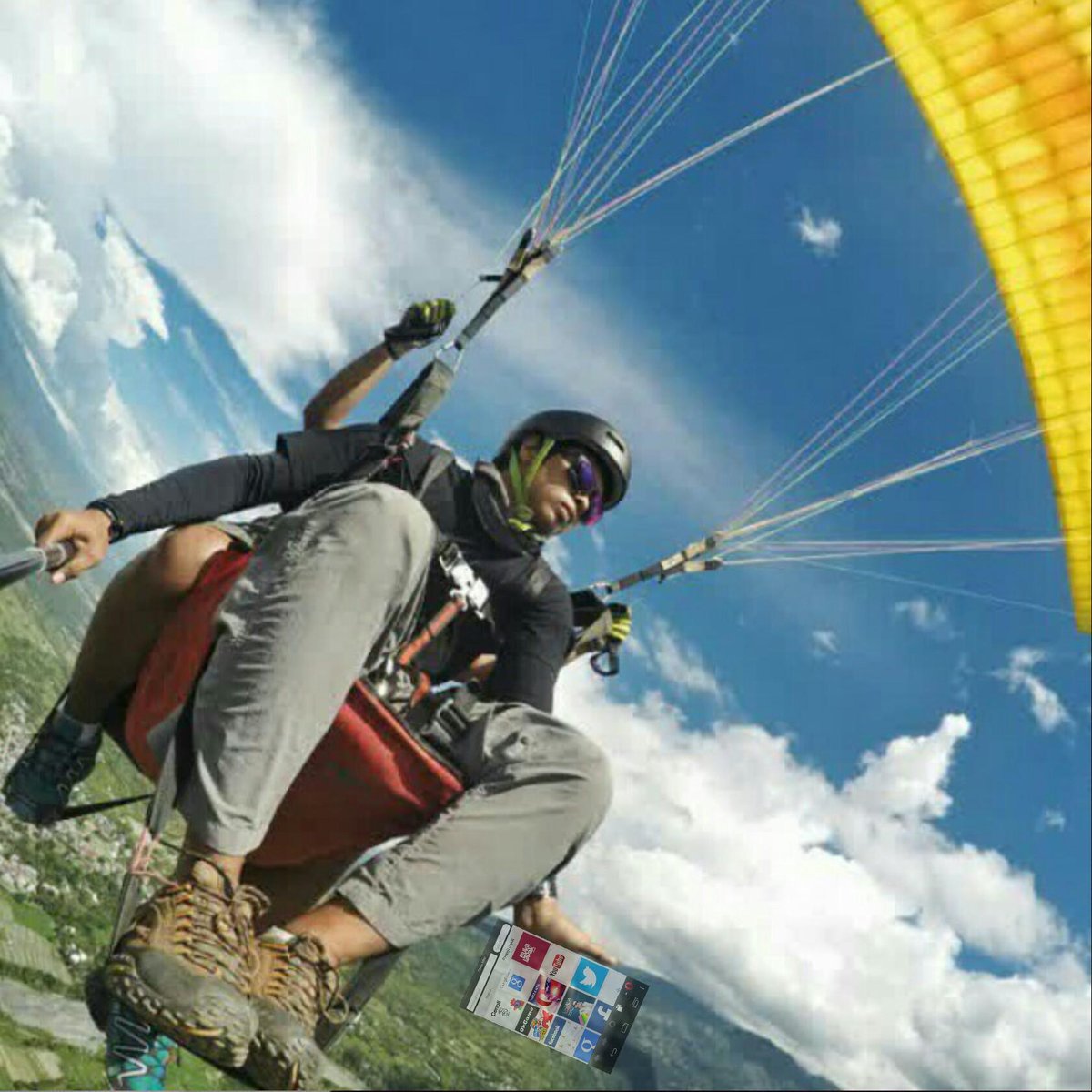 _annas_k's tweet image. Melayang-layang di udara pakai paralayang bersama @opera_id #OperaInHand