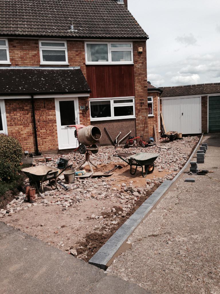 RGELandscapes's tweet image. Day 1 #pavestone #goffsOak #driveway