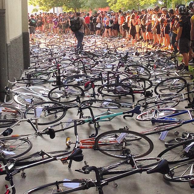 oakley's tweet photo. Gracias a los participantes del #ECMC2015. ¡Nos vemos en 2016! #LiveYours. Foto: http://t.co/qZn9MfQO4c http://t.co/cuamHpz8yc