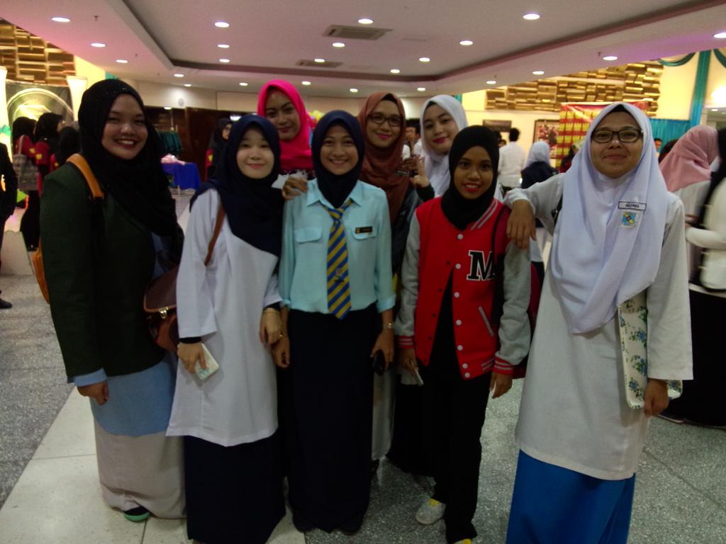 nurainnadirra's tweet photo. MAGIZ 15 #SchoolFever http://t.co/sBHaX8S4VD