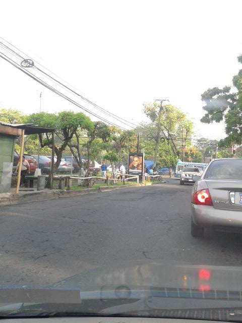 #TraficoSV En el semáforo del  Parque de Pelota por regulación de tráfico. V{ia @Carlos11lopez