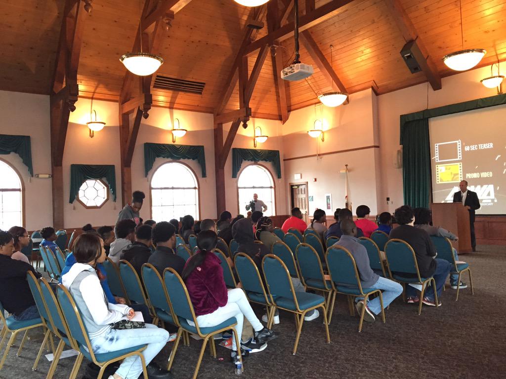 CityofPeoria_IL's tweet photo. Over 300 applied but only 40 were chosen-we present the Mayor's Youth Group-you'll see them around town all summer http://t.co/8WjXqq9qAX