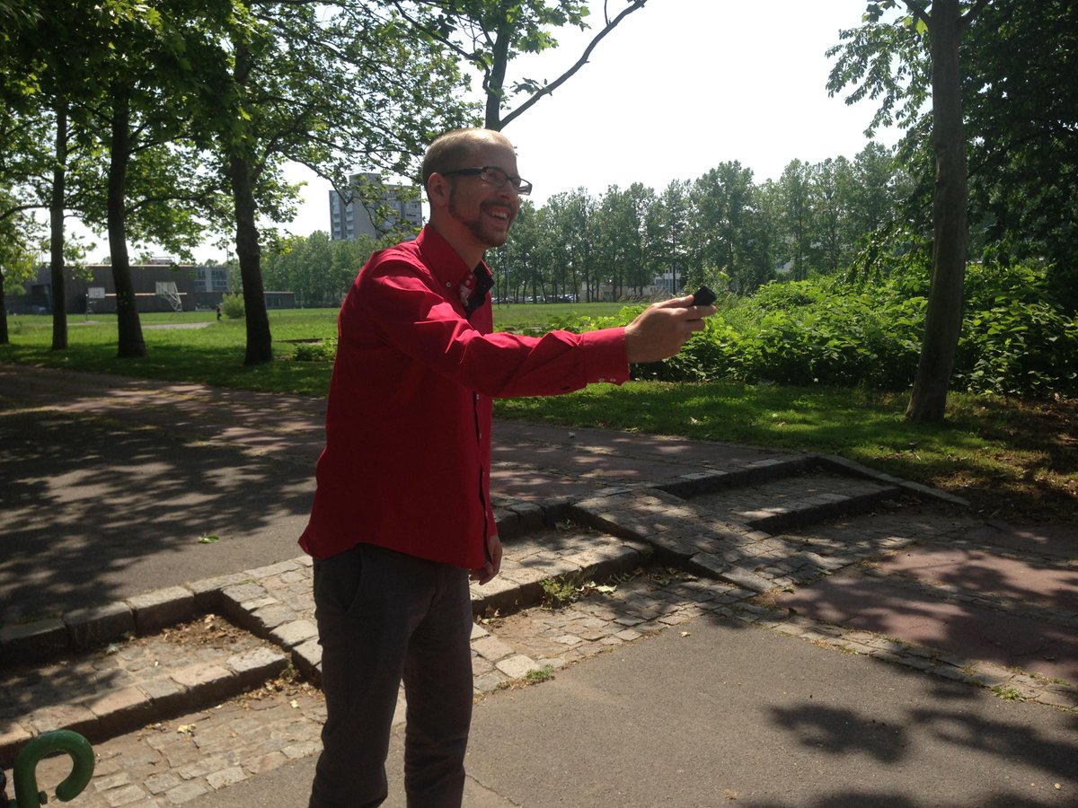 radijsko's tweet photo. Naš reporter Jan danes lovi naključne mimoidoče :)
#anketa #navijaci #RadijskaOddaja #FDV http://t.co/1txvc5n2cR