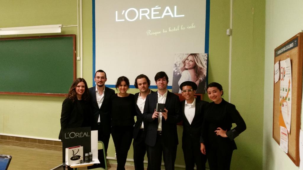 RafaelAnSan's tweet photo. Trabajos finales de marketing de #dircomade15 Grupo L'Oréal http://t.co/WfnvOaoLac
