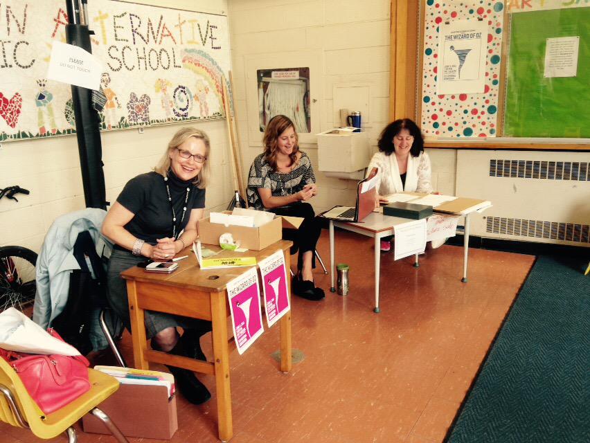 DasDowntown's tweet photo. Parents hard at work selling tickets and art for our upcoming musical! #Voluteersareourlifeblood #tdsbcreates @tdsb http://t.co/U9YmCd4tyS