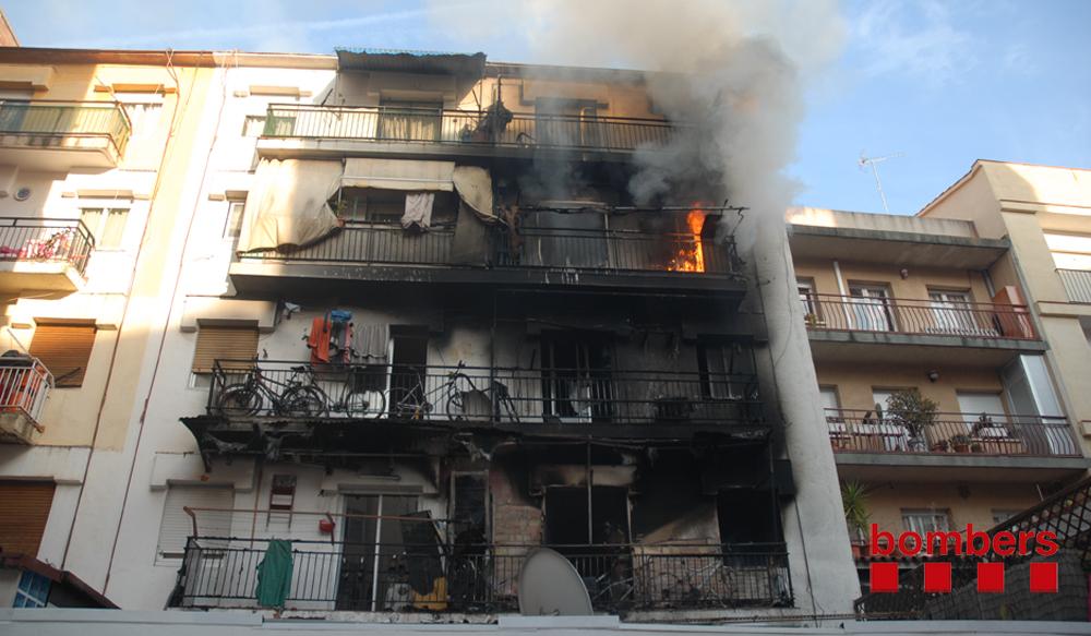bomberscat's tweet photo. Imatges de #bomberscat de l'incendi d'aquesta tarda a #Mataró http://t.co/wJzA3ZjR94