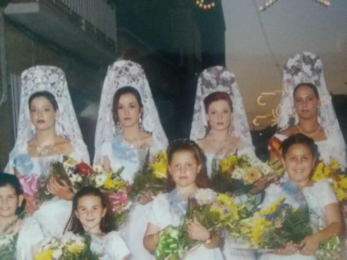 FiestasAlguazas's tweet photo. #RecordandoFiestas: ALGUAZAS 2000. Procesión de los Santos Patronos con la Reina y Damas Infantiles y Juveniles. http://t.co/2puSNGaIXj