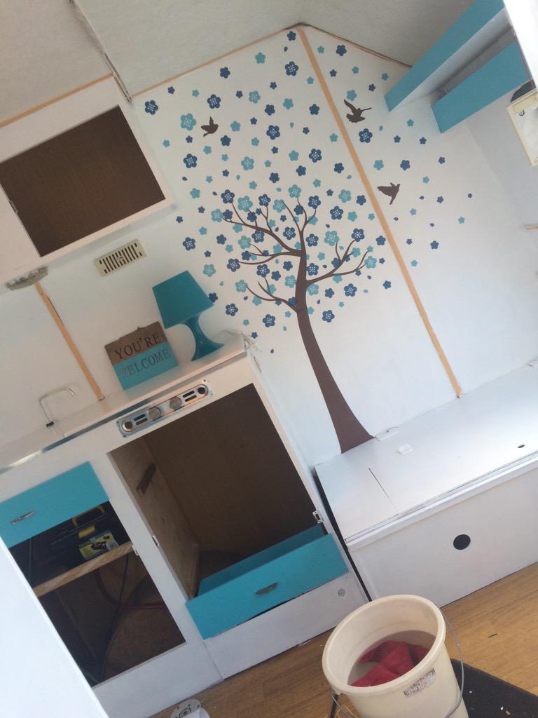 JufJudithR's tweet photo. Ik word steeds blijer als ik mijn caravanneke binnenga!!!! #caravan #pimpen #projectcaravan http://t.co/rZiFOaEWne