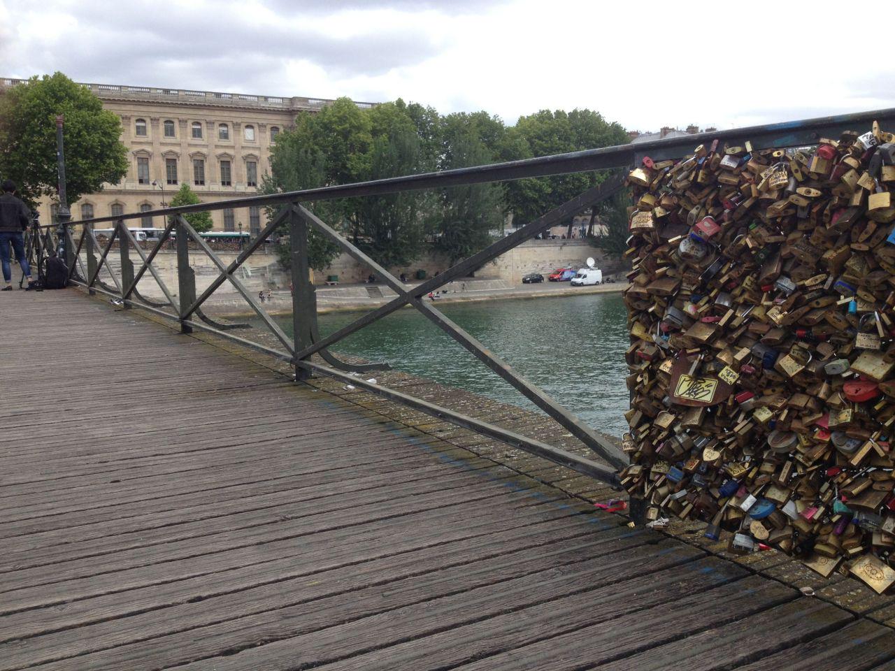 Le Parisien Paris Paris Le Pont Des Arts Libere De Ses Cadenas D Amour Les Images A Voir Ici Http T Co Qiercuo7kh Http T Co Nl5hv1cfns
