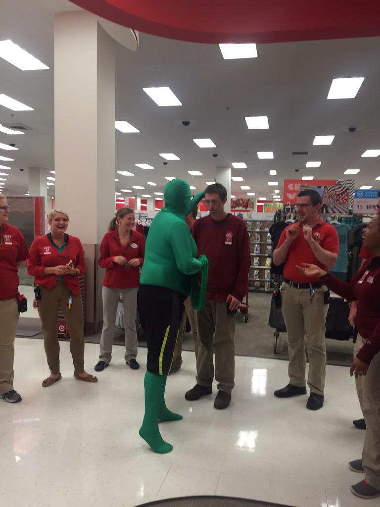 MindyAndmels's tweet photo. Red service is dead - we made it to Green! #theT1375 http://t.co/z7qN1ZxKYi