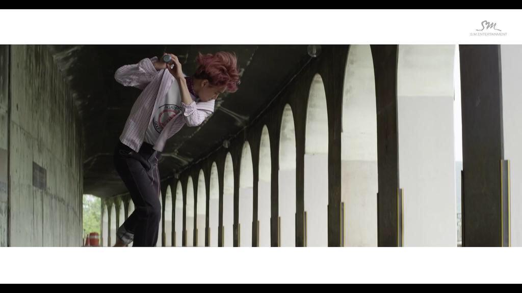 EXOKAIMAMA's tweet photo. [CAP] LOVE ME RIGHT TEASER - KAI (cr.TTLKAI) กรี้ดด😂💓💓💓 http://t.co/U0WJFpKcUf