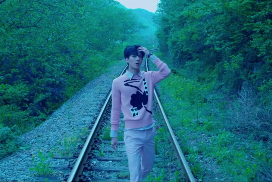knockknock0408's tweet photo. [CAP] SEHUN - LOVE ME RIGHT M/V TEASER http://t.co/bjssKfoj4B