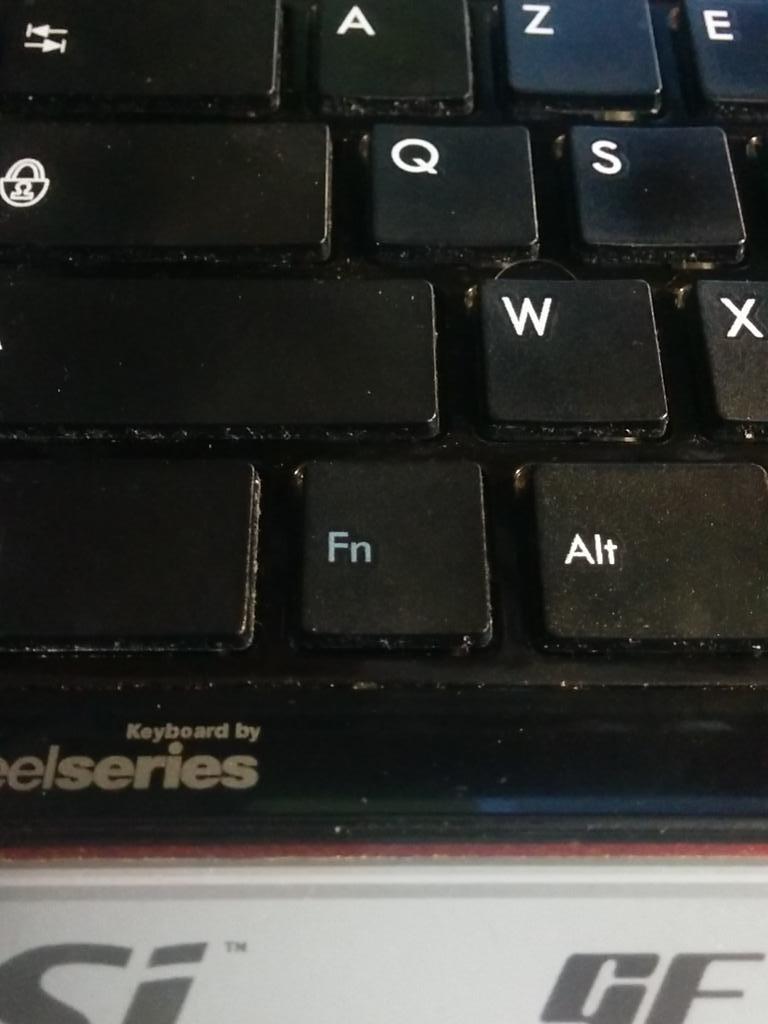 baborlelefan's tweet image. Trop peur d'appuyer sur cette touche, défois que ça voterait automatiquement pour Marine Le Pen en 2017.. #PRUDENCE