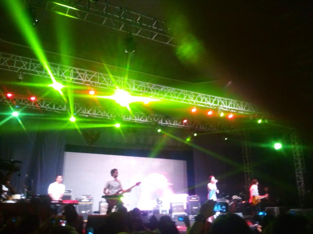 infokostmalang's tweet photo. Raisaaaa !!! 😍 | #FEBCastleProject @bem_febumm | @raisa6690 @payungteduh & @MaliqMusic http://t.co/Dxgx8xNOPg