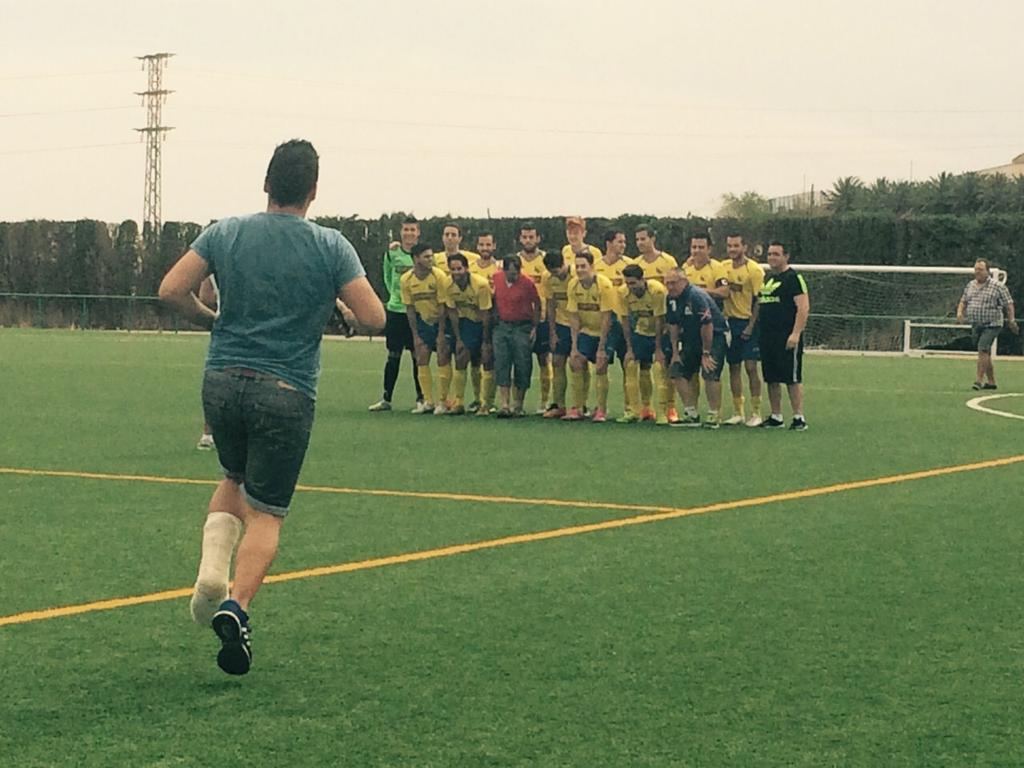 JavaliLaNora's tweet photo. Último partido en Corvera, ganamos 0-2, como puede verse con el portero cojo. http://t.co/ksEtwQzKXx