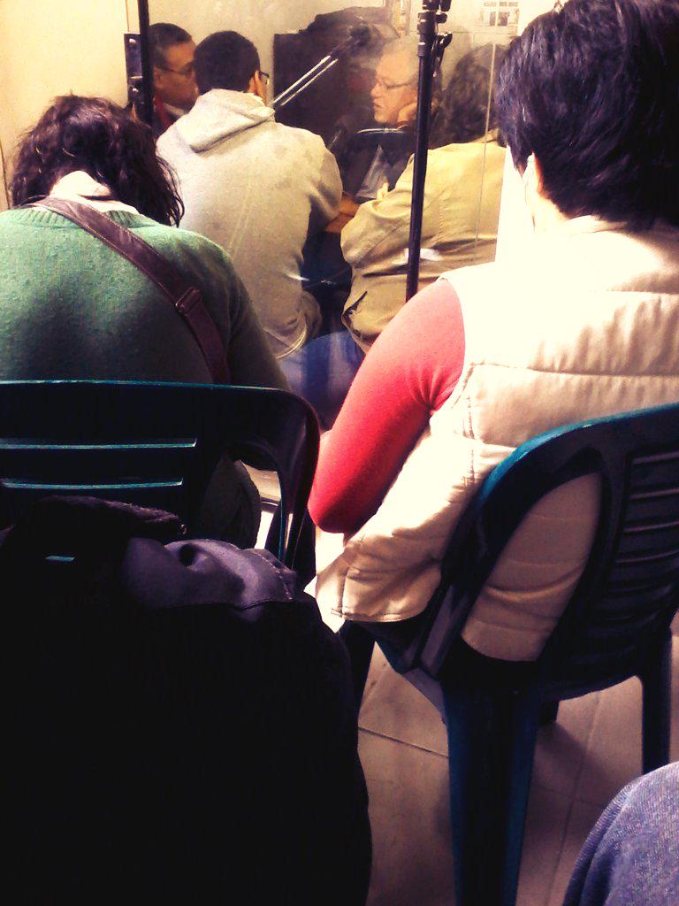 PeriodistaV's tweet photo. http://t.co/Fo9UyxuDrZ entrevista a Jon Lee Anderson @CentroSanIsidro @diarioeldeber @LaPublicaBO @ferluis78 http://t.co/V1D3Z4F0cY