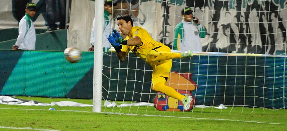 AguilaFutbol's tweet photo. Emocionante definición por penaltis que puso a @AsoDeporCali en la final. Crónica de #CALvsMIL http://t.co/UCITuPBcRO http://t.co/L2kKVkoNCO