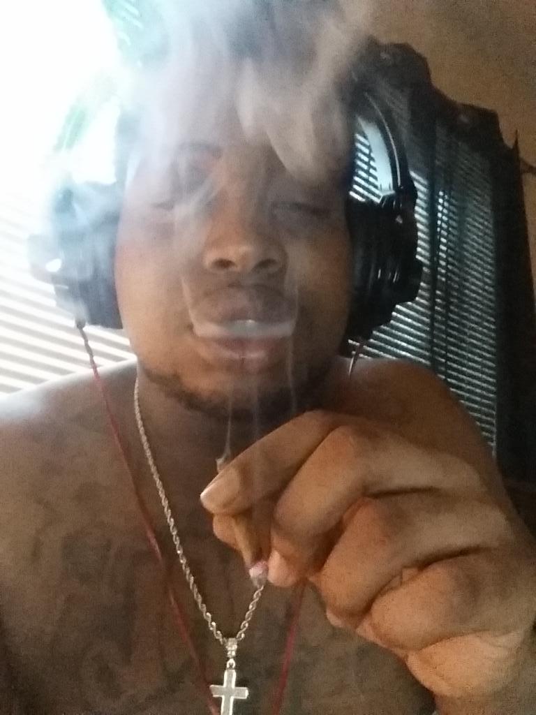 DcWhippinUp's tweet photo. #wakeNbake 😧🔥💨💥💫
#OnDatGas http://t.co/A6MURlBG9S