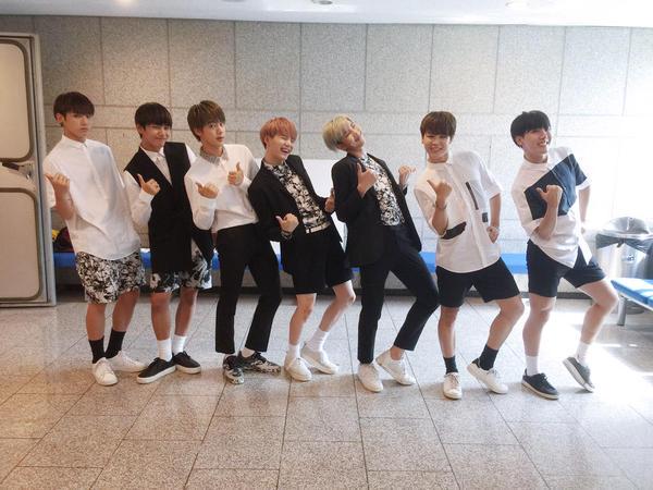 meaniebunny's tweet photo. Then: BTS is actually an EXO-L

Now: EXO is actually an ARMY

CAN YOU FEEL THE FRIENDSHIP HERE I'M CRYING http://t.co/IrSTJ7ZYhi
