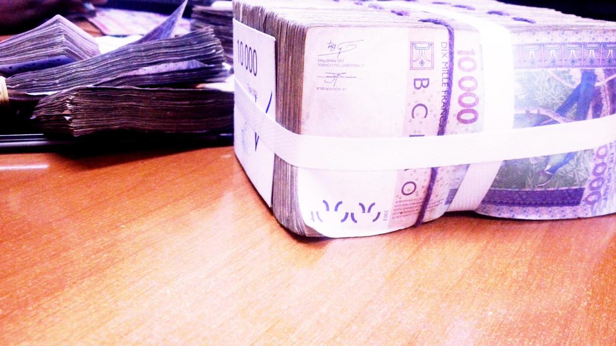 EdwinToureP's tweet photo. Money on mind, money money on my mind #Mederry (@ Boa plateau in Abidjan, Rci) http://t.co/kne99gDtrA http://t.co/FA5JBxNnTe