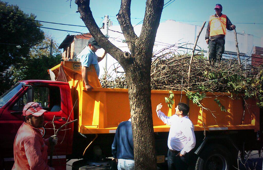 CMDSur's tweet photo. #Ahora @leatosto recorre trabajos de despeje de luminarias en barrio Tablada. http://t.co/RsxUSyPGWH
