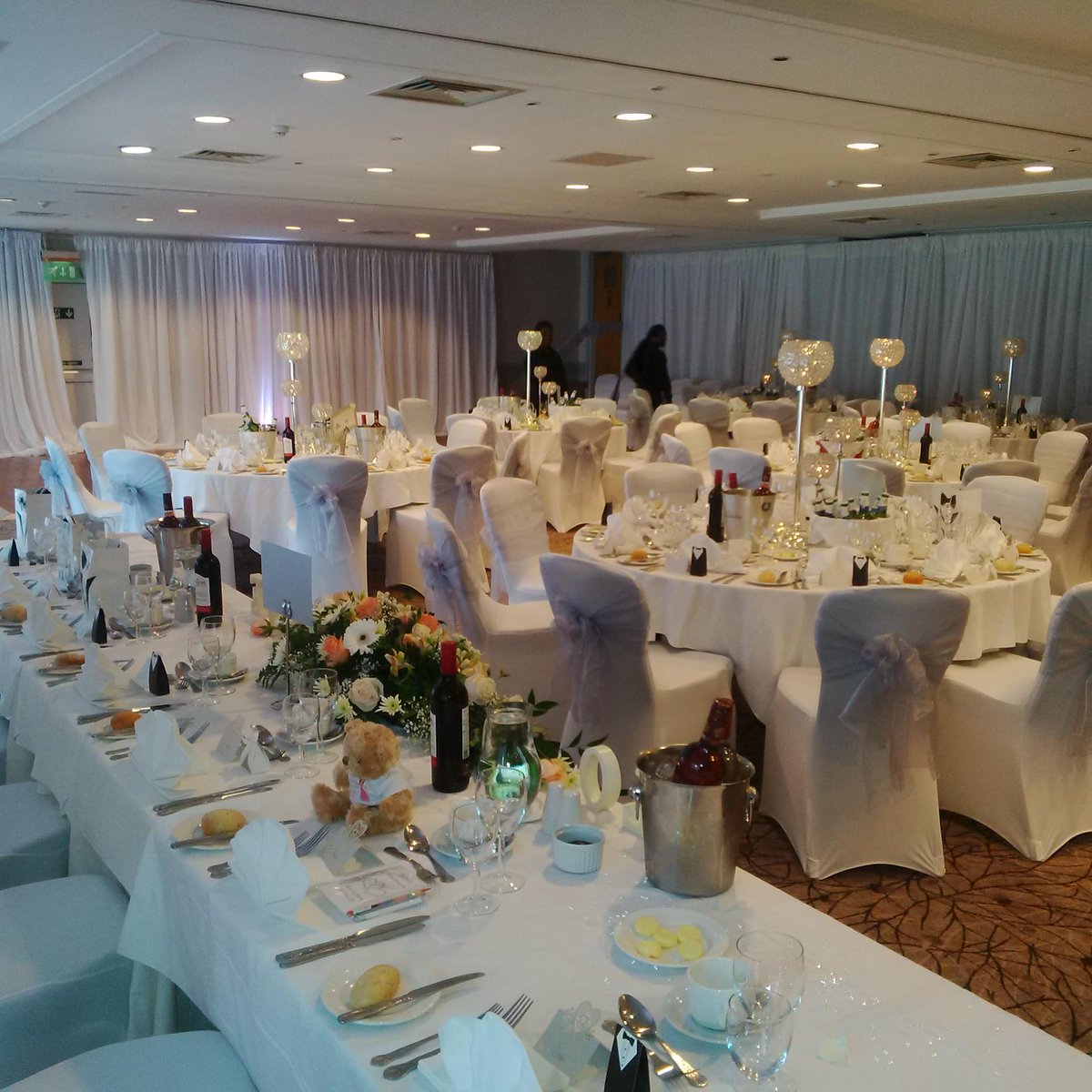 CobhamHilton's tweet photo. Congratulations to Ali &amp; Bruno on Saturday. Beautiful wedding, and thanks to @DforDinner http://t.co/HRcgxTYzEp