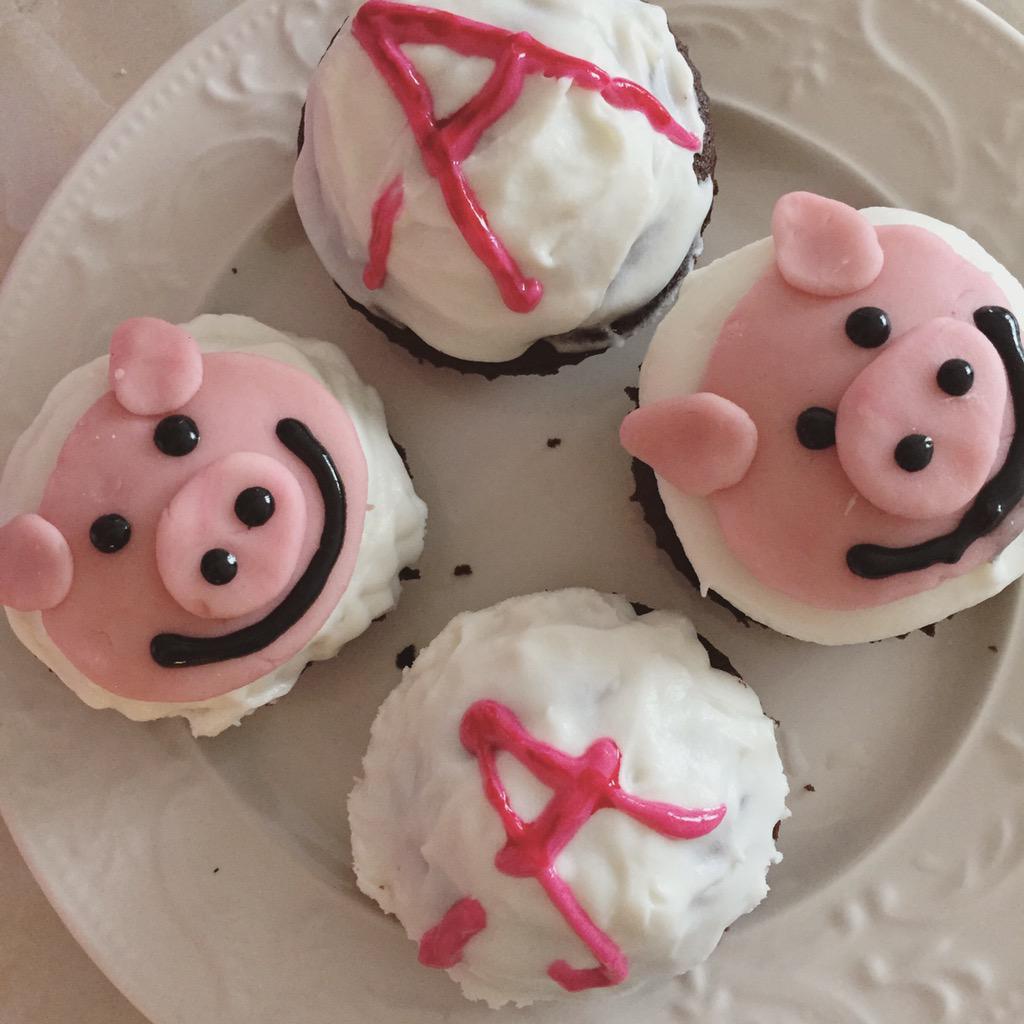 alisyellowtop's tweet image. Prep for #PLLday 😍🐽 #PLLSeason6 #GameOnCharles #SummerOfAnswers @imarleneking
