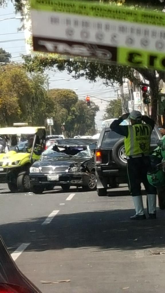 chendo018's tweet photo. Choque en avenida elena.. zona 1 http://t.co/IuoECDAQyp