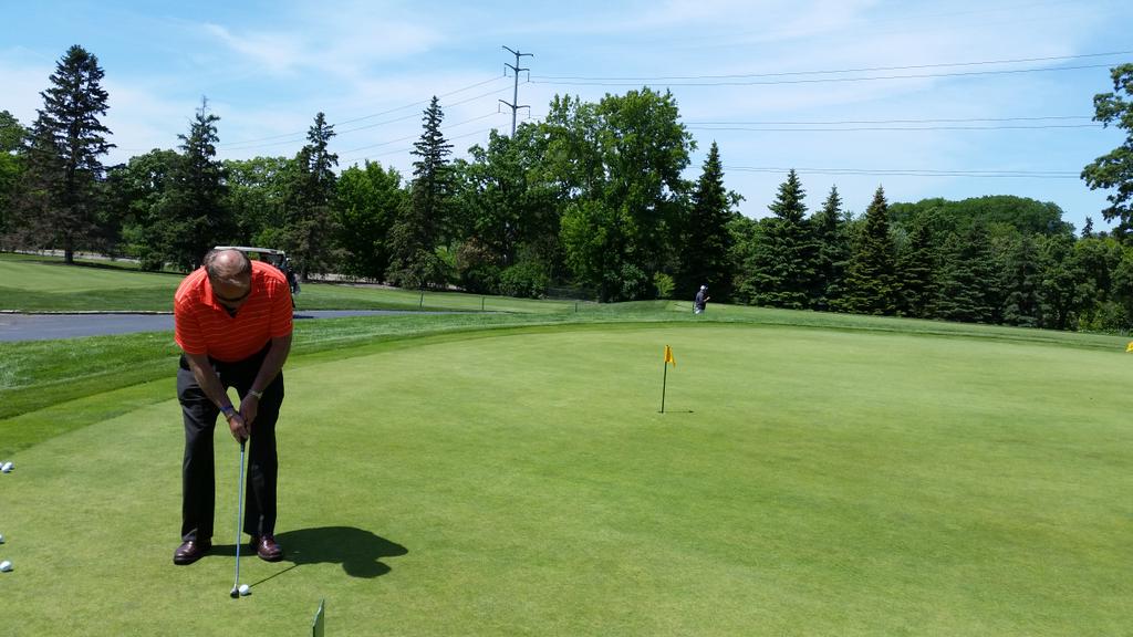 BartonNoah's tweet photo. #syscomn president Tim stopped by to take a shot at our putting contest http://t.co/OZNx0zxwKc