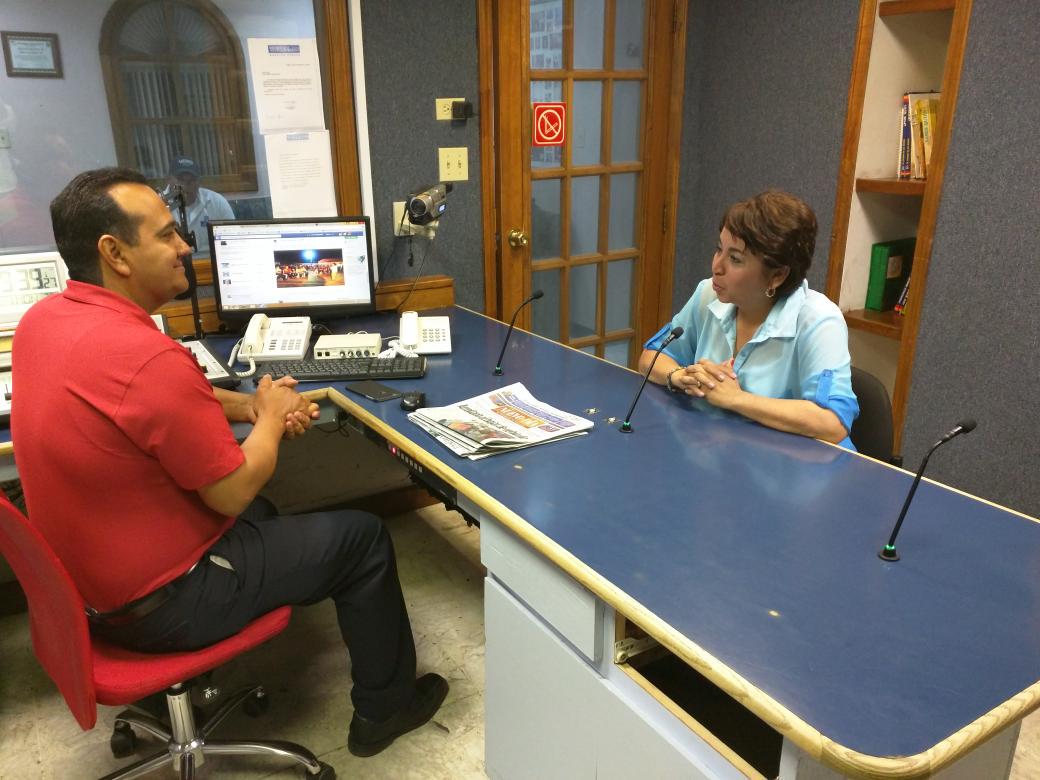 LETICIAAMPARANO's tweet photo. Al aire en Radio XENY. Los invito a sintonizarnos #SiSeHace http://t.co/1h6UR5T6mC
