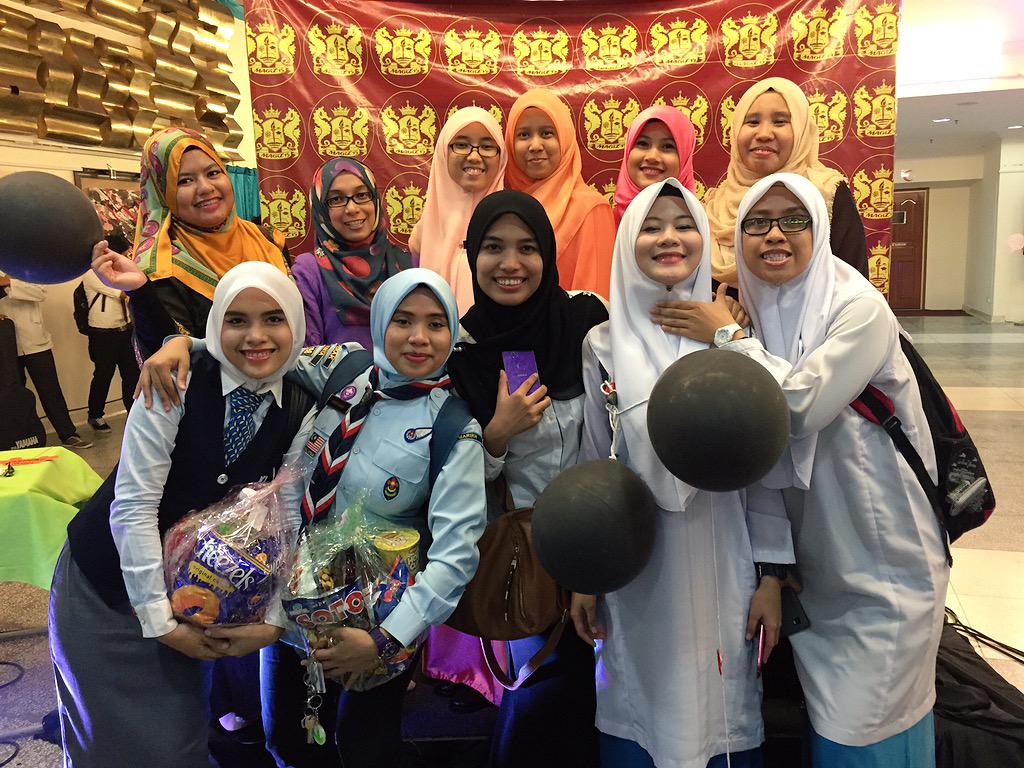 mimieysymimi's tweet photo. Anak murid kat depan, cikgu kat belakang π #schoolfever #magiz15 http://t.co/m8FHe8z5r7