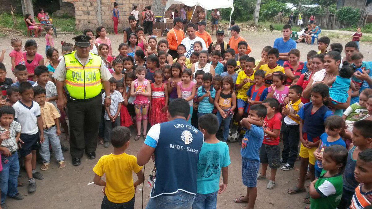 LeoClub_Balzar's tweet photo. Agasajo por el #DiaDelNiño junto a la #PoliciaNacional y #GOEH en nuestro canton #Balzar #BarrioRositaParedes http://t.co/GXuYp9zBKa
