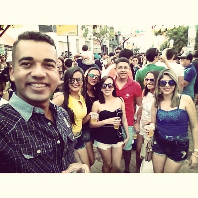 MariliaPop_'s tweet photo. Pau da bandeira 2015 #cadaanomelhor.#turmaincrivel. http://t.co/z3Tuewy8Wc