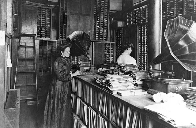 RecordStoreBook's tweet photo. Happy Monday! We wish we could wake up here #vinyllibrary #vinyl #recordstorebook #photojournalism #musicjournalism http://t.co/SphR4K4XTT