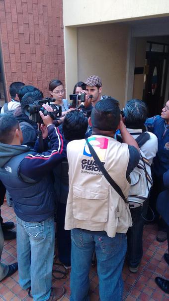 Chapin_vos's tweet photo. Intimidación contra miembro de movimiento #RenunciaYaXela incendian su negocio, ahora ponen denuncia en el MP http://t.co/emIVFEUGzN