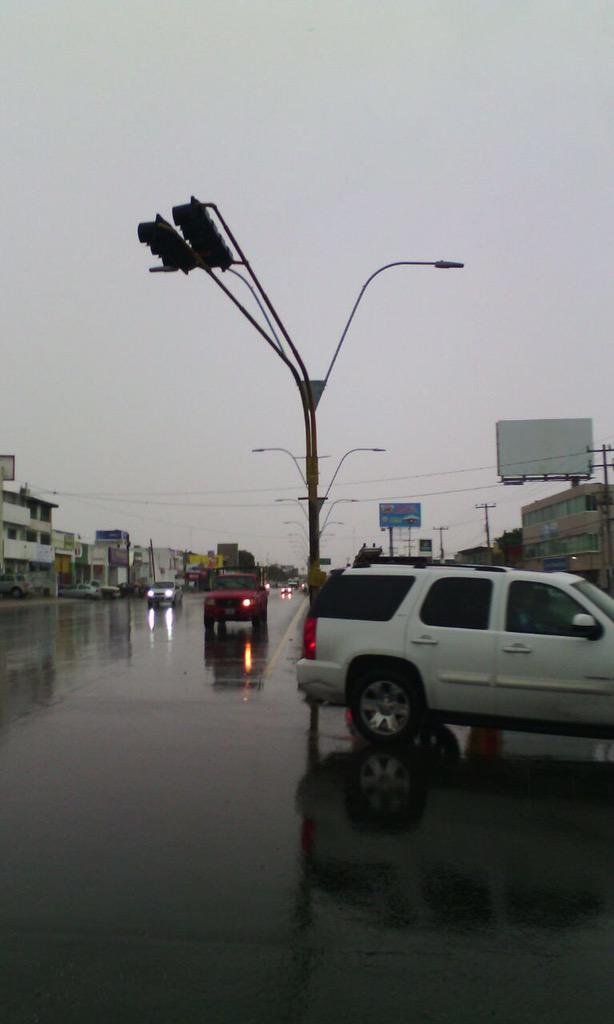 CAPI_MIRANDA's tweet photo. trastornos energía CFE,lluvias, semáforos con problemas , INGENIERIA TRABAJANDO toma precauciones @AytoCancun http://t.co/2uo6t9PQpc