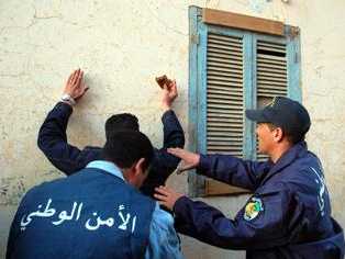 Elgoualdz's tweet image. Saisie de 05 #sabres, 04 #fusils harpon et une #arme à feu : 06 individus arrêtés à #Oran 
elgoual.com/index.php?opti…