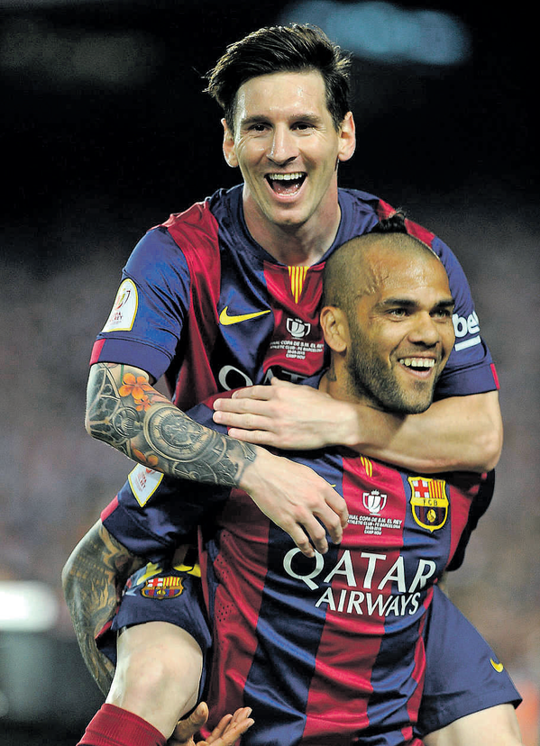 TwFCBarcelona's tweet photo. Messi: “Alves es el mejor lateral del mundo, es un jugador completísimo, es muy difícil encontrar otro como él”. http://t.co/FuHMYHzXHt
