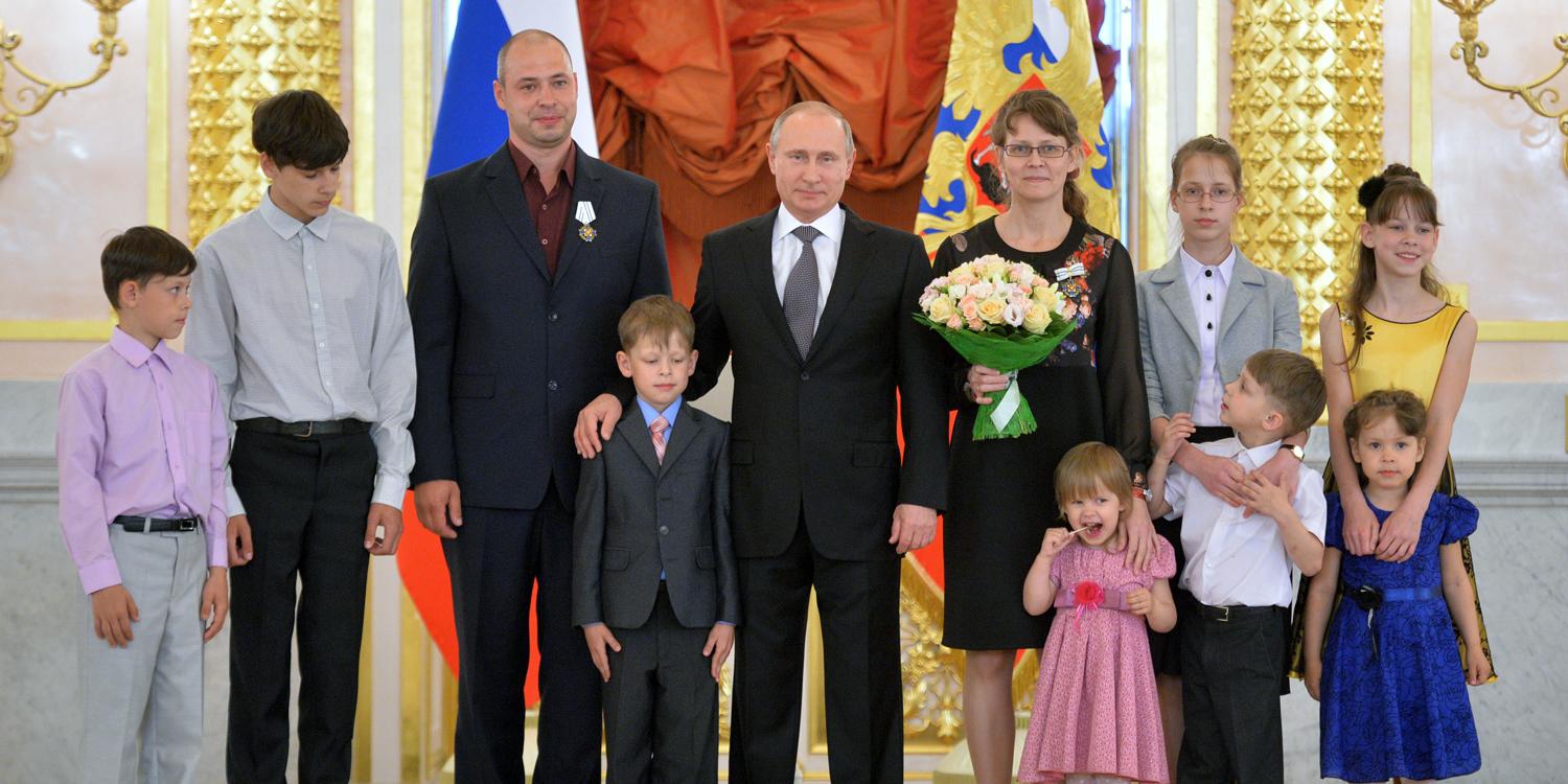 تويتر \ President of Russia على تويتر: "Vladimir Putin has presented Orders  of Parental Glory to parents of large families http://t.co/P3uUdRnfwe  http://t.co/ruP0bz3jkW"