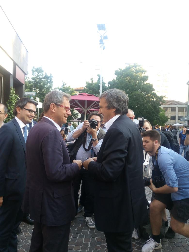 mitiachiarin's tweet photo. #elezionivenezia abbraccio Brugnaro e bellati http://t.co/gViMPUW58l