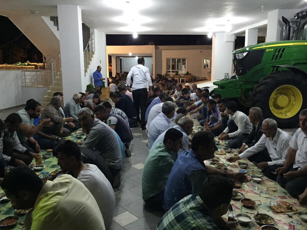 SelmanBAGDU's tweet photo. Cemai sonrası görevli kardeşlerimle akşam yemeği. http://t.co/2EwfJz1IwM