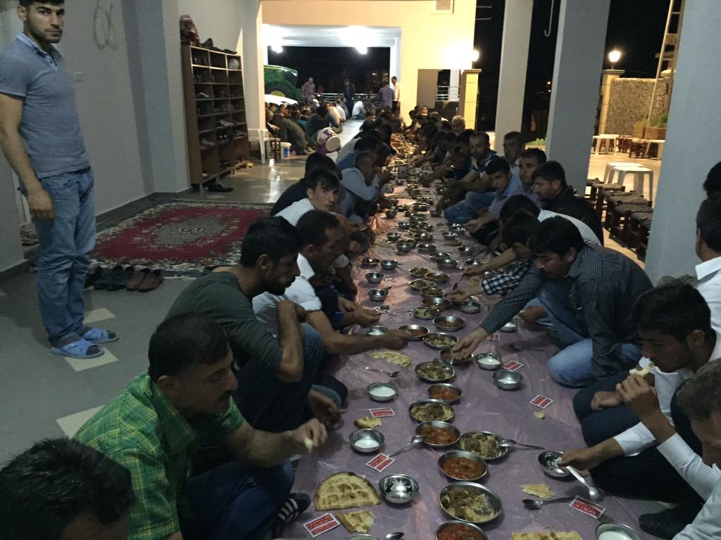 SelmanBAGDU's tweet photo. Cemai sonrası görevli kardeşlerimle akşam yemeği. http://t.co/2EwfJz1IwM